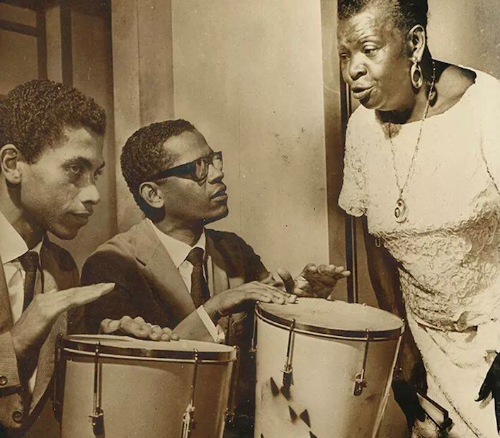 1966: Paulinho da Viola and Elton Medeiros practice with Clementina de Jesus for their show in Dakar, Senegal, at the first World Festival of Black Arts. Paulinho recalls he and Elton only played atabaque - no guitar or cavaquinho - and that the show was a huge success.