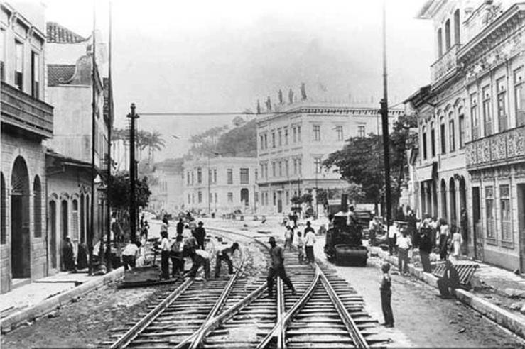 Trolley tracks being laid on Rua do Catete in 1906. In the photo we see Palácio do Catete and next to it, Escola Rodrigues Alves, which was demolished during metro construction. 