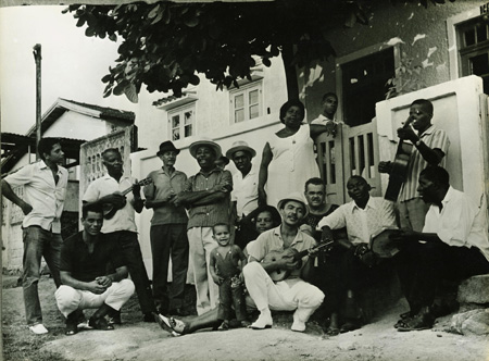 Portela's Velha Guarda in 1970, with Paulinho da Viola standing on far left and Monarco at center with a cavaquinho.